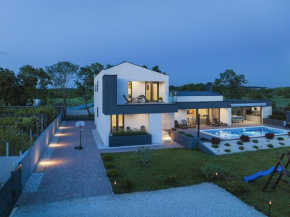 Villa in Valbandon near town center